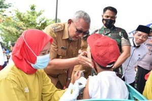Bupati Kuningan saat monitoring kick off vaksinasi siswa SD.